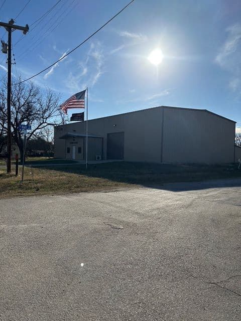 7,658± sq. ft. commercial metal building on 1.6± acres in Richland Springs, TX, featuring overhead cranes, office space, and loading docks.